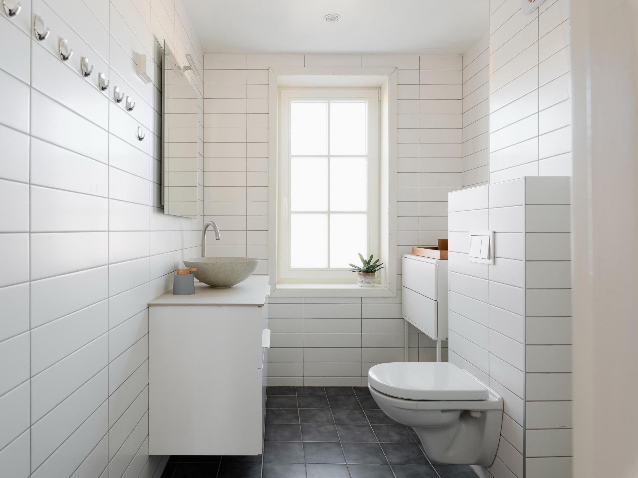 Leilighetens andre bad er flislagt med elektriske varmekabler i gulvet og downlights i himlingen.